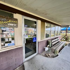 Pat's Riverfront Cafe